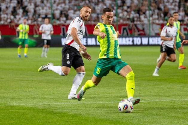 Legia Warszawa - AEK Larnaka 14.08.2025 football, Warsaw, UEFA Europa League qualifiers third qualifying round , game Legia Warszawa - AEK Larnaka (pilka nozna eliminacje Liga Europy, 3 trzecia runda , Legia Warszawa - AEK Larnaka) image shows: Rafal Augustyniak (L) Yerson Chacon (R) photo Katarzyna Plewczynska Fotostyk Copyright: xKatarzynaxPlewczynska Fotostykx 20250814FCTKP100