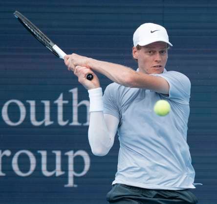 August 14, 2025: Felix Auger-Aliassime (CAN) loses to Jannik Sinner (ITA) 6-0, 6-2, 6-4, 6-4 at the Cincinnati Open being played at Lindner Family Tennis Center in Mason, Ohio, {USA} Ã‚ Tennisclix Cal Media Mason USA - ZUMAc04_ 20250814_zma_c04_023 Copyright: xLesliexBillmanx