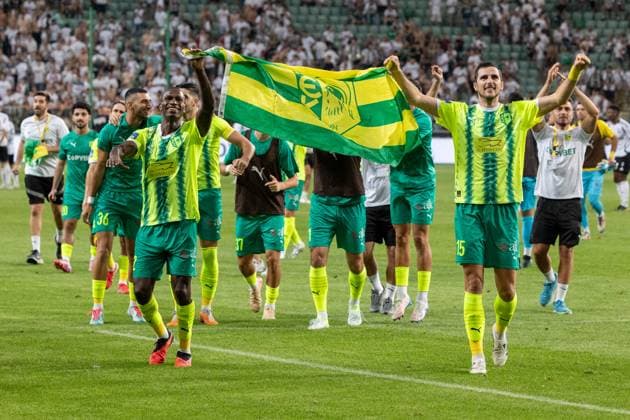 Legia Warszawa - AEK Larnaka 14.08.2025 football, Warsaw, UEFA Europa League qualifiers third qualifying round , game Legia Warszawa - AEK Larnaka (pilka nozna eliminacje Liga Europy, 3 trzecia runda , Legia Warszawa - AEK Larnaka) image shows: AEK Larnaca react after win the game , Godswill Ekpolo (L) with flag together with Hrvoje Milicevic (R) photo Katarzyna Plewczynska Fotostyk Copyright: xKatarzynaxPlewczynska Fotostykx 20250814FCTKP699