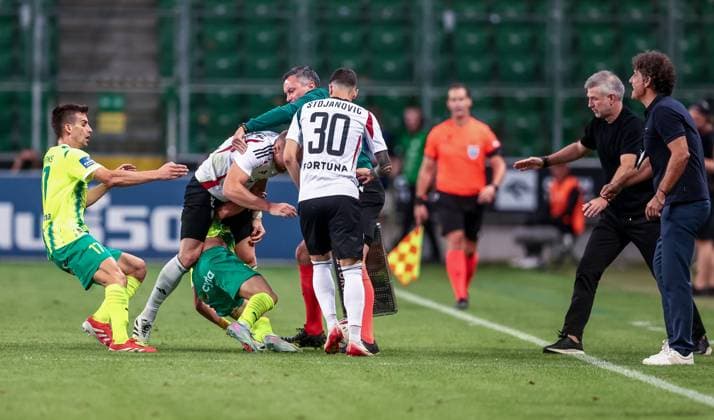UEFA Europa League - Legia Warsaw vs AEK Larnaca Pere Pons, Yerson Chacon, Rafal Augustyniak, Petar Stojanovic, Coach Edward Iordanescu, Coach Imanol Idiakez during UEFA Europa League qualifying match Legia Warsaw vs AEK Larnaca in Warsaw, Poland on August 14, 2025. Warsaw Poland  Copyright: xFotoxOlimpikx originalFilename:jastrzebowski-uefaeuro250814_npt7A.jpg