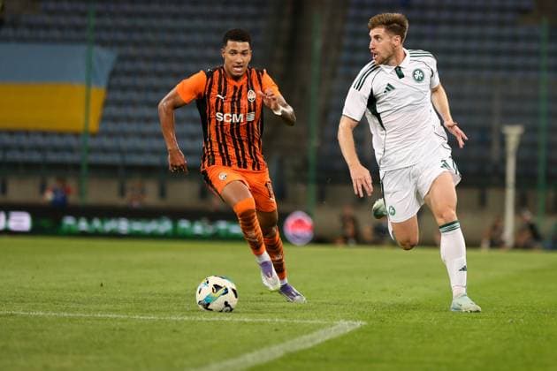 Shakhtar-Panathinaikos Match In Krakow Jiorgos Kiriakopulos from Panathinaikos (white) is in action, challenged by Kaua Elias from Shakhtar Donetsk (orange) during the Shakhtar Donetsk vs. Panathinaikos match in the UEFA Europa League Third Qualifying Round at the H. Reyman Municipal Stadium in Krakow, Poland, on August 14, 2025. Krakow Poland  Copyright: xKlaudiaxRadeckax originalFilename:radecka-shakhtar250814_npm9n.jpg