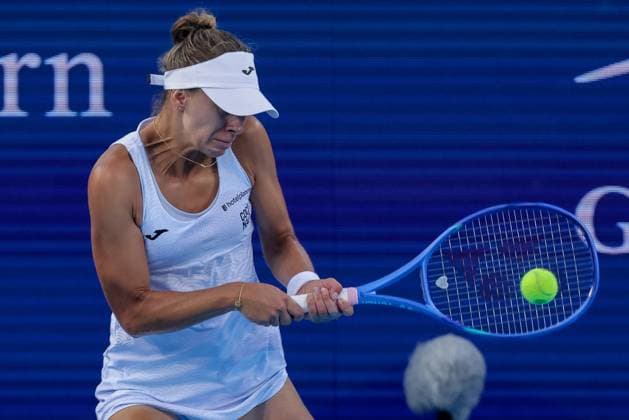 August 14, 2025, Mason, Ohio, U.S: Magda Linette (POL) hits a two-handed backhand during ThursdayÃ¢â‚¬â ¢s quarterfinal round of the Cincinnati Open at the Lindner Family Tennis Center, Mason, Oh. Mason U.S - ZUMAs304 20250814_zaf_s304_248 Copyright: xScottxStuartx
