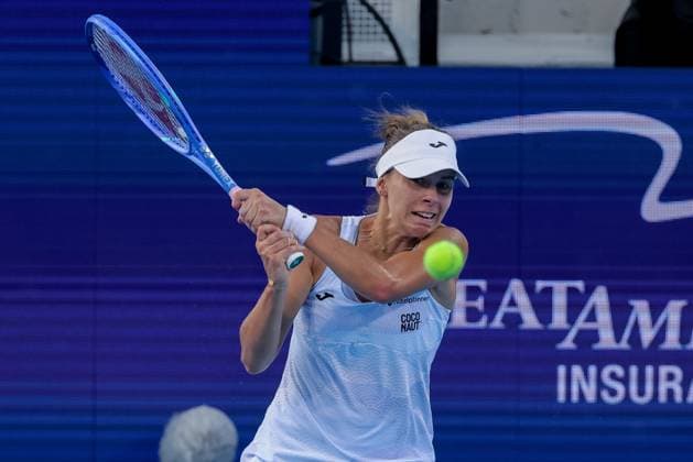 August 14, 2025, Mason, Ohio, U.S: Magda Linette (POL) hits a two-handed backhand during ThursdayÃ¢â‚¬â ¢s quarterfinal round of the Cincinnati Open at the Lindner Family Tennis Center, Mason, Oh. Mason U.S - ZUMAs304 20250814_zaf_s304_263 Copyright: xScottxStuartx
