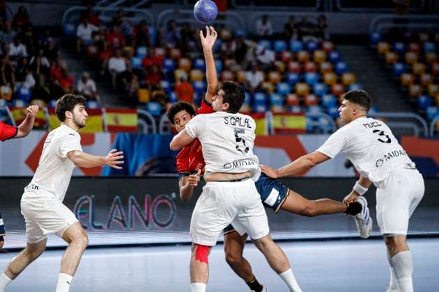 (250815) -- CAIRO, Aug. 15, 2025 -- Marcos Fis Ballester (2nd L) of Spain shoots during the quarterfinal handball match between Spain and Egypt at the 11th IHF Men s Youth World Championship, WM, Weltmeisterschaft 2025 in Cairo, Egypt, on Aug. 14, 2025. ) (SP)EGYPT-CAIRO-HANDBALL-MEN S YOUTH WORLD CHAMPIONSHIP-QUARTERFINAL-SPAIN VS EGYPT AhmedxGomaa 