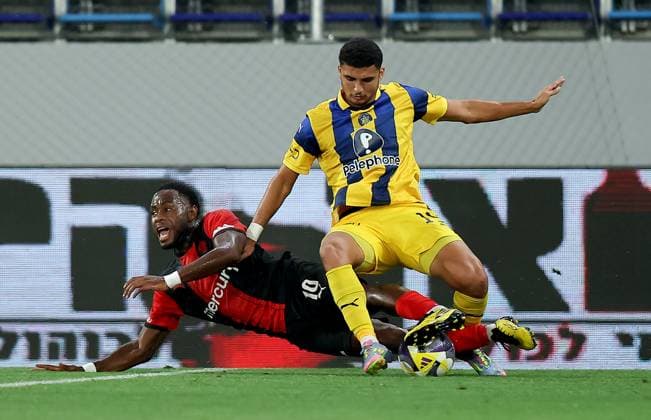 (250815) -- BACKA TOPOLA, Aug. 15, 2025 -- Elad Madmon (R) of Maccabi Tel-Aviv vies with Joseph Mbong of Hamrun Spartans during the third qualifying round 2nd leg football match between Maccabi Tel-Aviv of Israel and Hamrun Spartans of Malta at the UEFA Europa League in Backa Topola, Serbia, Aug. 14, 2025. (Photo by Xinhua) (SP)SERBIA-BACKA TOPOLA-FOOTBALL-UEFA EUROPA LEAGUE-MACCABI TEL AVIV VS HAMRUN SPARTANS PredragxMilosavljevic 