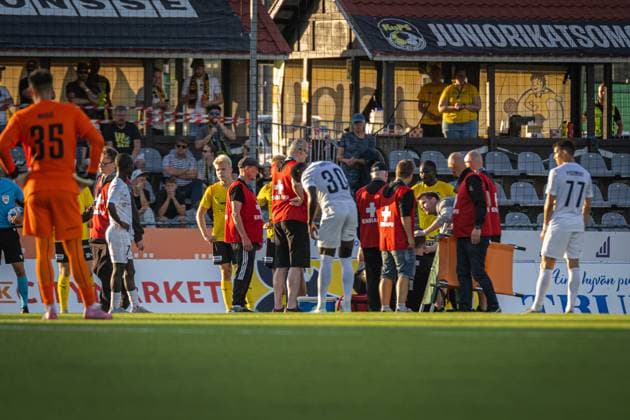 Fußball, EL-Quali, Kuopion PS - Rigas Futbola Skola xxkeikkaxx 20250814 Kuopio UEFA Europa League qualifier round 3 ottelu KuPS vs RFS. Ensiapu paikalla kentällä. Niklas Pehkonen All Over Press