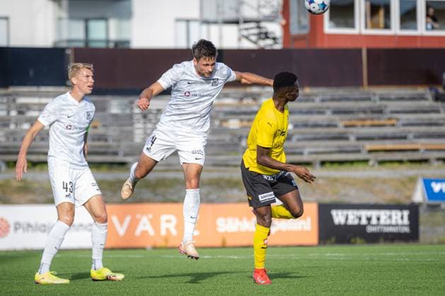 Fußball, EL-Quali, Kuopion PS - Rigas Futbola Skola xxkeikkaxx 20250814 Kuopio UEFA Europa League qualifier round 3 ottelu KuPS vs RFS. Kuvassa KuPSin Mohamed Toure ja RFS Roberts Veips. Niklas Pehkonen All Over Press