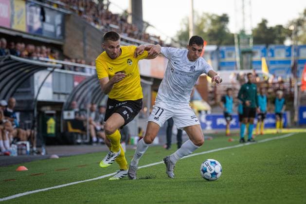 Fußball, EL-Quali, Kuopion PS - Rigas Futbola Skola xxkeikkaxx 20250814 Kuopio UEFA Europa League qualifier round 3 ottelu KuPS vs RFS. Kuvassa KuPSin Doni Arifi ja RFSn Jeremie Porsan-Clemente. Niklas Pehkonen All Over Press