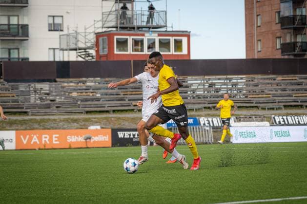 Fußball, EL-Quali, Kuopion PS - Rigas Futbola Skola xxkeikkaxx 20250814 Kuopio UEFA Europa League qualifier round 3 ottelu KuPS vs RFS. Kuvassa KuPSin Mohamed Toure. Niklas Pehkonen All Over Press