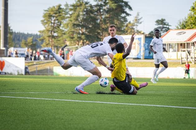 Fußball, EL-Quali, Kuopion PS - Rigas Futbola Skola xxkeikkaxx 20250814 Kuopio UEFA Europa League qualifier round 3 ottelu KuPS vs RFS. Kuvassa KuPSin Joslyn Luyeye-Lutumba ja RFSn Stefan Panic. Niklas Pehkonen All Over Press