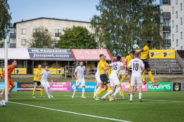 Fußball, EL-Quali, Kuopion PS - Rigas Futbola Skola xxkeikkaxx 20250814 Kuopio UEFA Europa League qualifier round 3 ottelu KuPS vs RFS. Kuvassa KuPSin Mohamed Toure ja Saku Savolainen puskemassa palloa. Niklas Pehkonen All Over Press