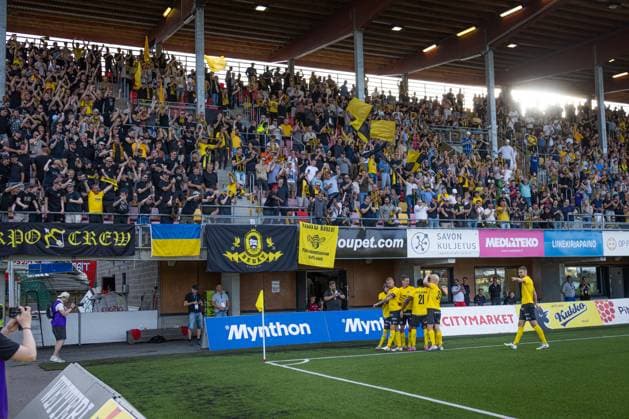 Fußball, EL-Quali, Kuopion PS - Rigas Futbola Skola xxkeikkaxx 20250814 Kuopio UEFA Europa League qualifier round 3 ottelu KuPS vs RFS. Kuvassa KuPSin Petteri Pennanen ja kannattajat. Niklas Pehkonen All Over Press
