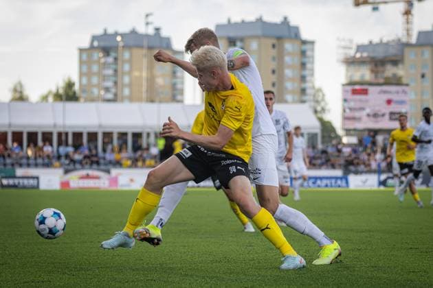Fußball, EL-Quali, Kuopion PS - Rigas Futbola Skola xxkeikkaxx 20250814 Kuopio UEFA Europa League qualifier round 3 ottelu KuPS vs RFS. Kuvassa KuPSin Otto Ruoppi ja RFSn Ziga Lipuscek. Niklas Pehkonen All Over Press