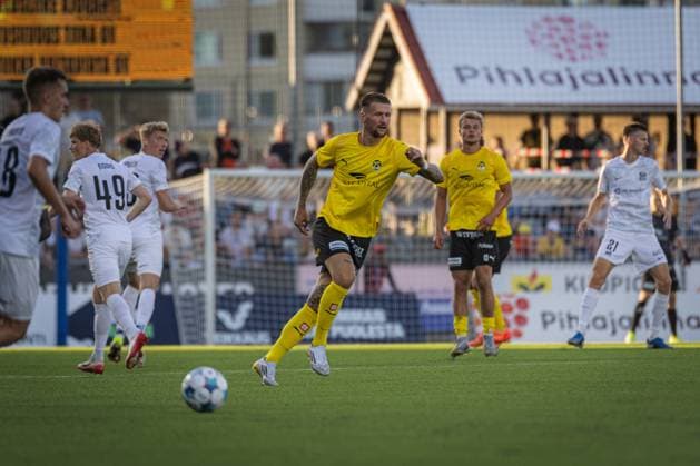 Fußball, EL-Quali, Kuopion PS - Rigas Futbola Skola xxkeikkaxx 20250814 Kuopio UEFA Europa League qualifier round 3 ottelu KuPS vs RFS. Kuvassa KuPS Piotr Parzyszek. Niklas Pehkonen All Over Press