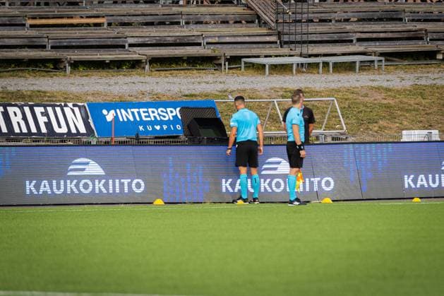 Fußball, EL-Quali, Kuopion PS - Rigas Futbola Skola xxkeikkaxx 20250814 Kuopio UEFA Europa League qualifier round 3 ottelu KuPS vs RFS. Kuvassa erotuomari Balazs Berke VAR tarkistuksessa. Niklas Pehkonen All Over Press