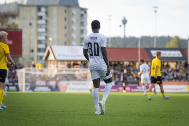 Fußball, EL-Quali, Kuopion PS - Rigas Futbola Skola xxkeikkaxx 20250814 Kuopio UEFA Europa League qualifier round 3 ottelu KuPS vs RFS. Kuvassa RFSn Haruna Rasid Njie. Niklas Pehkonen All Over Press