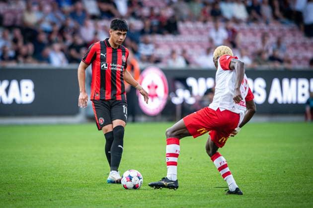 FC Midtjylland v Fredrikstad, UEFA Europa League qualification, Herning, Denmark Herning, Denmark. 14th, August 2025. Dario Osorio (11) of FC Midtjylland and Maxwell Woledzi (22) of Fredrikstad seen during the UEFA Europa League qualification match between FC Midtjylland and Fredrikstad at MCH Arena in Herning. Denmark, Herning  Copyright: xGonzalesxPhoto MortenxKjaerx