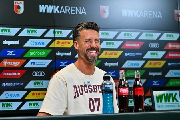 Pressekonferenz; FC Augsburg; 15.08.2025 im Bild Sandro WAGNER bei der Pressekonferenz vor dem Pokalspiel in Halle Einzelfoto Freisteller Freude Glücklich Lachen Happy *** Press conference FC Augsburg 15 08 2025 in the picture Sandro WAGNER at the press conference before the cup match in Halle Single photo Cropped photo Joy Happy Laughter Happy Copyright: xBEAUTIFULxSPORTS Goldbergx
