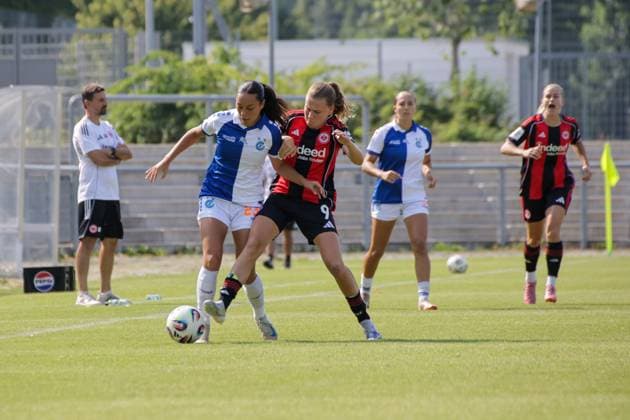 15.08.2025, xgrfx, Fussball Testspiel , Eintracht Frankfurt Frauen - Grasshopper Club Zürich v.l. Noemie Potier (Grasshopper Club Zürich), Jarne Teulings (Eintracht Frankfurt) (DFL DFB REGULATIONS PROHIBIT ANY USE OF PHOTOGRAPHS as IMAGE SEQUENCES and or QUASI-VIDEO) Stadion am Brentanobad