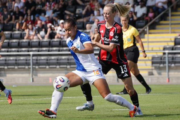 15.08.2025, xgrfx, Fussball Testspiel , Eintracht Frankfurt Frauen - Grasshopper Club Zürich v.l. Kayla McKenna (Grasshopper Club Zürich), Amanda Ilestedt (Eintracht Frankfurt) (DFL DFB REGULATIONS PROHIBIT ANY USE OF PHOTOGRAPHS as IMAGE SEQUENCES and or QUASI-VIDEO) Stadion am Brentanobad