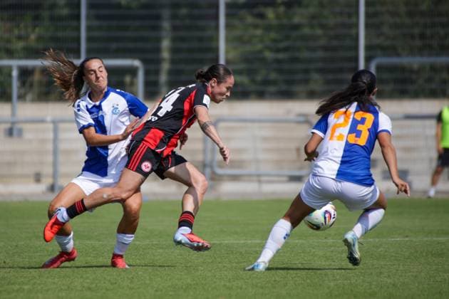15.08.2025, xgrfx, Fussball Testspiel , Eintracht Frankfurt Frauen - Grasshopper Club Zürich v.l. Geraldine Reuteler (Eintracht Frankfurt), Noemie Portier (Grasshopper Club Zürich) (DFL DFB REGULATIONS PROHIBIT ANY USE OF PHOTOGRAPHS as IMAGE SEQUENCES and or QUASI-VIDEO) Stadion am Brentanobad