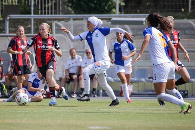 15.08.2025, xgrfx, Fussball Testspiel , Eintracht Frankfurt Frauen - Grasshopper Club Zürich v.l. Elisa Senß (Eintracht Frankfurt), Janina Egli (Grasshopper Club Zürich) (DFL DFB REGULATIONS PROHIBIT ANY USE OF PHOTOGRAPHS as IMAGE SEQUENCES and or QUASI-VIDEO) Stadion am Brentanobad