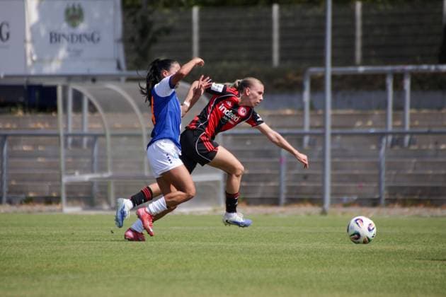 15.08.2025, xgrfx, Fussball Testspiel , Eintracht Frankfurt Frauen - Grasshopper Club Zürich v.l. Sarah Steinmann (Grasshopper Club Zürich), Elisa Senß (Eintracht Frankfurt) (DFL DFB REGULATIONS PROHIBIT ANY USE OF PHOTOGRAPHS as IMAGE SEQUENCES and or QUASI-VIDEO) Stadion am Brentanobad