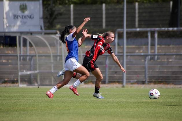 15.08.2025, xgrfx, Fussball Testspiel , Eintracht Frankfurt Frauen - Grasshopper Club Zürich v.l. Sarah Steinmann (Grasshopper Club Zürich), Elisa Senß (Eintracht Frankfurt) (DFL DFB REGULATIONS PROHIBIT ANY USE OF PHOTOGRAPHS as IMAGE SEQUENCES and or QUASI-VIDEO) Stadion am Brentanobad