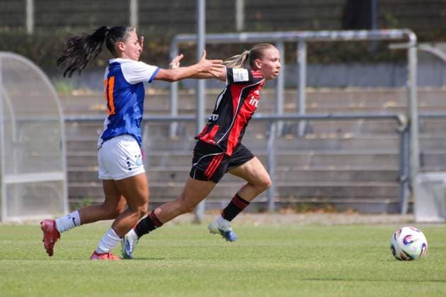 15.08.2025, xgrfx, Fussball Testspiel , Eintracht Frankfurt Frauen - Grasshopper Club Zürich v.l. Sarah Steinmann (Grasshopper Club Zürich), Elisa Senß (Eintracht Frankfurt) (DFL DFB REGULATIONS PROHIBIT ANY USE OF PHOTOGRAPHS as IMAGE SEQUENCES and or QUASI-VIDEO) Stadion am Brentanobad