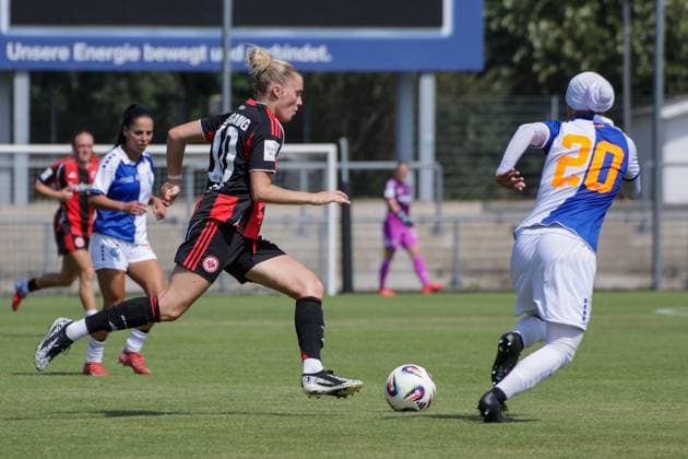 15.08.2025, xgrfx, Fussball Testspiel , Eintracht Frankfurt Frauen - Grasshopper Club Zürich v.l. Laura Freigang (Eintracht Frankfurt), Janina Egli (Grasshopper Club Zürich) (DFL DFB REGULATIONS PROHIBIT ANY USE OF PHOTOGRAPHS as IMAGE SEQUENCES and or QUASI-VIDEO) Stadion am Brentanobad