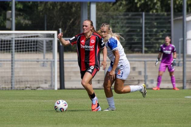 15.08.2025, xgrfx, Fussball Testspiel , Eintracht Frankfurt Frauen - Grasshopper Club Zürich v.l. Lisanne Gräwe (Eintracht Frankfurt), Ella Ljustina (Grasshopper Zürich) (DFL DFB REGULATIONS PROHIBIT ANY USE OF PHOTOGRAPHS as IMAGE SEQUENCES and or QUASI-VIDEO) Stadion am Brentanobad