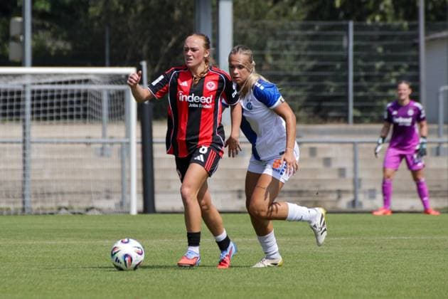 15.08.2025, xgrfx, Fussball Testspiel , Eintracht Frankfurt Frauen - Grasshopper Club Zürich v.l. Lisanne Gräwe (Eintracht Frankfurt), Ella Ljustina (Grasshopper Zürich) (DFL DFB REGULATIONS PROHIBIT ANY USE OF PHOTOGRAPHS as IMAGE SEQUENCES and or QUASI-VIDEO) Stadion am Brentanobad