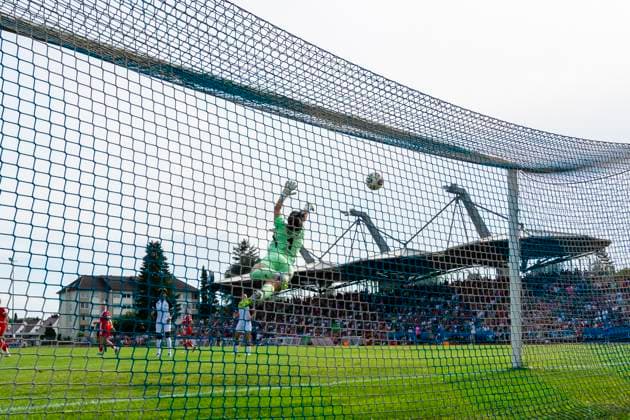 Tor zum 0:1 durch Amelie Schuster (8, FC Zuerich) gegen Maria Grohs (1, TW, FC Bayern Muenchen) aus der Hintertorkamera DEU, FC Bayern Muenchen Frauen vs FC Zuerich Frauen, Fussball, Vorbereitung, Saison 2025 26,15.08.2025, DEU, FC Bayern Muenchen Frauen vs FC Zuerich Frauen, Fussball, Vorbereitung, Saison 2025 26,15.08.2025 Friedrichshafen Copyright: xEibner-Pressefoto FlorianxWolfx EP_FWF