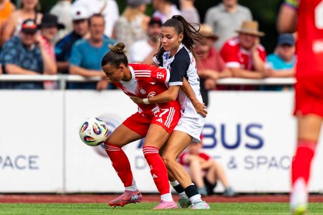 Zweikampf zwischen Arianna Caruso (27, FC Bayern Muenchen) und Borbala Vincze (19, FC Zuerich) DEU, FC Bayern Muenchen Frauen vs FC Zuerich Frauen, Fussball, Vorbereitung, Saison 2025 26,15.08.2025, DEU, FC Bayern Muenchen Frauen vs FC Zuerich Frauen, Fussball, Vorbereitung, Saison 2025 26,15.08.2025 Friedrichshafen Copyright: xEibner-Pressefoto FlorianxWolfx EP_FWF