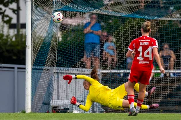 Elfmeter von Alara Sehitler (14, FC Bayern Muenchen) an den Pfosten von Yasmina Ammar (12, TW, FC Zuerich) DEU, FC Bayern Muenchen Frauen vs FC Zuerich Frauen, Fussball, Vorbereitung, Saison 2025 26,15.08.2025, DEU, FC Bayern Muenchen Frauen vs FC Zuerich Frauen, Fussball, Vorbereitung, Saison 2025 26,15.08.2025 Friedrichshafen Copyright: xEibner-Pressefoto FlorianxWolfx EP_FWF