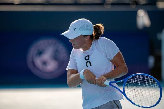 Cincinnati Open Quarterfinals: Iga Åöwiatek Morning Practice Session Iga Swiatek is seen on Center Court during her morning practice session prior to her quarterfinals match at the Cincinnati Open in Mason, Ohio, on August 15, 2025. Mason United States  Copyright: xJasonxWhitmanx originalFilename:whitman-cincinna250815_np2MO.jpg