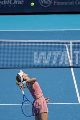 August 15, 2025, Mason, Ohio, U.S: Anna Kalinskaya serves during FridayÃ¢â‚¬â ¢s quarterfinal round of the Cincinnati Open at the Lindner Family Tennis Center, Mason, Oh. Mason U.S - ZUMAs304 20250815_zaf_s304_036 Copyright: xScottxStuartx