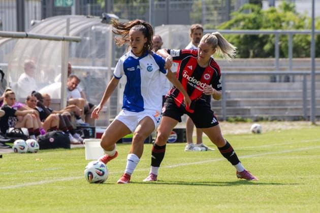 15.08.2025, xgrfx, Fussball Testspiel , Eintracht Frankfurt Frauen - Grasshopper Club Zürich v.l. Carmen Pulver (Grasshopper Zürich), Nadine Riesen (Eintracht Frankfurt) (DFL DFB REGULATIONS PROHIBIT ANY USE OF PHOTOGRAPHS as IMAGE SEQUENCES and or QUASI-VIDEO) Stadion am Brentanobad