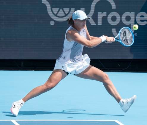 August 15, 2025: Anna Kalinskaya (RUS) loses to Iga Swiatek (POL) 6-3, 6-4, at the Cincinnati Open being played at Lindner Family Tennis Center in Mason, Ohio, {USA} Ã‚ Tennisclix Cal Media Mason USA - ZUMAc04_ 20250815_zma_c04_071 Copyright: xLesliexBillmanx