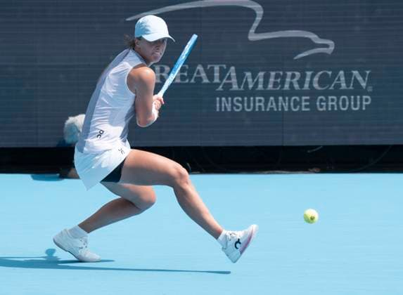 August 15, 2025: Anna Kalinskaya (RUS) loses to Iga Swiatek (POL) 6-3, 6-4, at the Cincinnati Open being played at Lindner Family Tennis Center in Mason, Ohio, {USA} Ã‚ Tennisclix Cal Media Mason USA - ZUMAc04_ 20250815_zma_c04_078 Copyright: xLesliexBillmanx