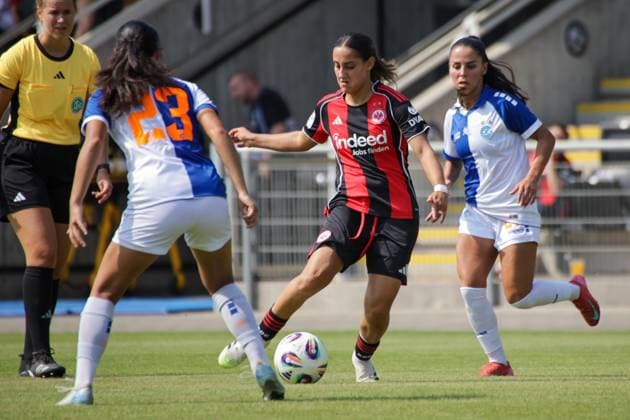 15.08.2025, xgrfx, Fussball Testspiel , Eintracht Frankfurt Frauen - Grasshopper Club Zürich v.l. Noemie Potier (Grasshopper Club Zürich), Ilayda Acikgöz (Eintracht Frankfurt) (DFL DFB REGULATIONS PROHIBIT ANY USE OF PHOTOGRAPHS as IMAGE SEQUENCES and or QUASI-VIDEO) Stadion am Brentanobad