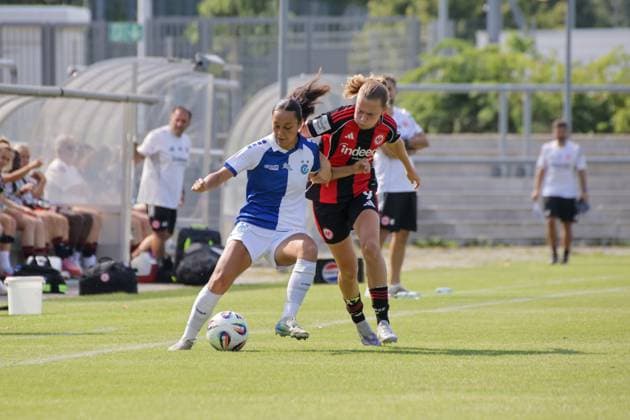 15.08.2025, xgrfx, Fussball Testspiel , Eintracht Frankfurt Frauen - Grasshopper Club Zürich v.l. Noemi Potier (Grasshopper Club Zürich), Jarne Teulings (Eintracht Frankfurt) (DFL DFB REGULATIONS PROHIBIT ANY USE OF PHOTOGRAPHS as IMAGE SEQUENCES and or QUASI-VIDEO) Stadion am Brentanobad
