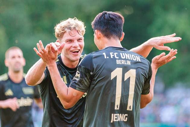 v.l. Andras Schaefer (1. FC Union Berlin, 13), Wooyeong Jeong (1. FC Union Berlin, 11) jubelt nach Tor zum 0:5 durch Wooyeong Jeong (1. FC Union Berlin, 11) GER, FC Guetersloh vs. 1. FC Union Berlin, Fussball, DFB-Pokal, 1. Runde, Spielzeit 2025 2026, 15.08.2025 DFL Regulations prohibit any use of photographers as image sequences and or quasi-video. GER, FC Guetersloh vs. 1. FC Union Berlin, Fussball, DFB-Pokal, 1. Runde, Spielzeit 2025 2026, 15.08.2025 Guetersloh *** v l Andras Schaefer 1 FC Union Berlin, 13 , Wooyeong Jeong 1 FC Union Berlin, 11 celebrates after goal to 0 5 by Wooyeong Jeong 1 FC Union Berlin, 11 GER, FC Guetersloh vs 1 FC Union Berlin, Football, DFB Pokal, 1 round, Spielzeit 2025 2026, 15 08 2025 DFL Regulations prohibit any use of photographers as image sequences and or quasi video GER, FC Guetersloh vs 1 FC Union Berlin, Fußball, DFB Pokal, 1 Runde, Spielzeit 2025 2026, 15 08 2025 Guetersloh Copyright: xEibner-Pressefoto JanxRollingerx EP_JSK