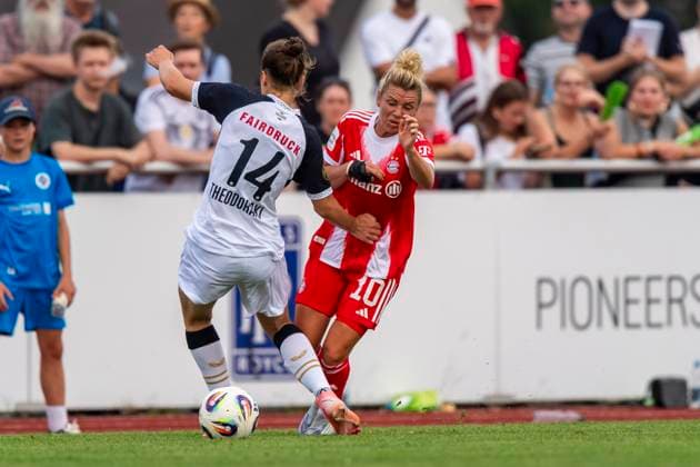 Zweikampf zwischen Marina Thodoraki (14, FC Zuerich) und Linda Dallmann (10, FC Bayern Muenchen) DEU, FC Bayern Muenchen Frauen vs FC Zuerich Frauen, Fussball, Vorbereitung, Saison 2025 26,15.08.2025, DEU, FC Bayern Muenchen Frauen vs FC Zuerich Frauen, Fussball, Vorbereitung, Saison 2025 26,15.08.2025 Friedrichshafen Copyright: xEibner-Pressefoto FlorianxWolfx EP_FWF