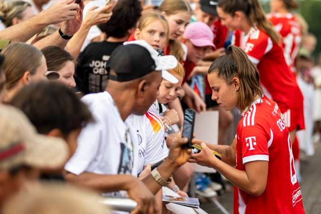 Lena Oberdorf (8, FC Bayern Muenchen) beim Autogramme schreiben DEU, FC Bayern Muenchen Frauen vs FC Zuerich Frauen, Fussball, Vorbereitung, Saison 2025 26,15.08.2025, DEU, FC Bayern Muenchen Frauen vs FC Zuerich Frauen, Fussball, Vorbereitung, Saison 2025 26,15.08.2025 Friedrichshafen Copyright: xEibner-Pressefoto FlorianxWolfx EP_FWF