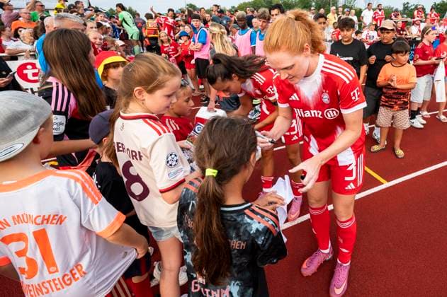 Stine Pedersen (3, FC Bayern Muenchen) beim Autogramme schreiben DEU, FC Bayern Muenchen Frauen vs FC Zuerich Frauen, Fussball, Vorbereitung, Saison 2025 26,15.08.2025, DEU, FC Bayern Muenchen Frauen vs FC Zuerich Frauen, Fussball, Vorbereitung, Saison 2025 26,15.08.2025 Friedrichshafen Copyright: xEibner-Pressefoto FlorianxWolfx EP_FWF