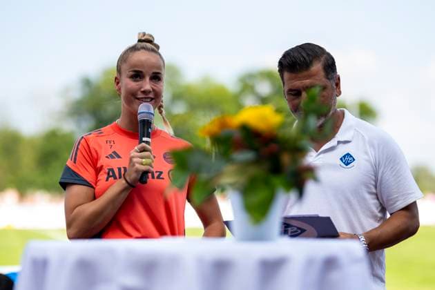 Giulia Gwinn (7, FC Bayern Muenchen) im Interview DEU, FC Bayern Muenchen Frauen vs FC Zuerich Frauen, Fussball, Vorbereitung, Saison 2025 26,15.08.2025, DEU, FC Bayern Muenchen Frauen vs FC Zuerich Frauen, Fussball, Vorbereitung, Saison 2025 26,15.08.2025 Friedrichshafen Copyright: xEibner-Pressefoto FlorianxWolfx EP_FWF