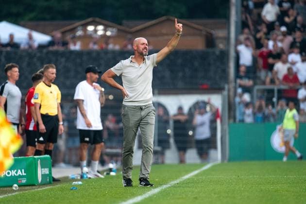Erik ten Hag (Bayer Leverkusen, Trainer) gestikuliert, GER, SG Sonnenhof Großaspach vs Bayer 04 Leverkusen, Fussball Herren DFB Pokal, 1. Runde, Saison 2025 2026, 15.08.2025 DFB regulations prohibit any use of photographs as image sequences and or quasi-video GER, SG Sonnenhof Großaspach vs Bayer 04 Leverkusen, Fussball Herren DFB Pokal, 1. Runde, Saison 2025 2026, 15.08.2025 Aspach Copyright: xEibner-Pressefoto Memmlerx EP_MMR