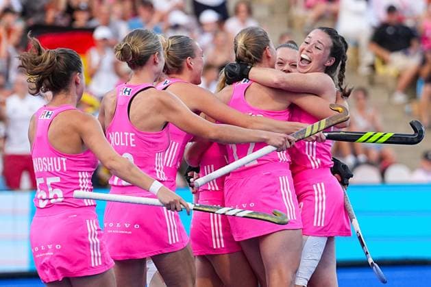 15.08.2025, xydrx, Frauen EuroHockey Championship 2025, Halbfinale, Belgien - Deutschland, Sparkassenpark Mönchengladbach: Torjubel nach dem Tor zum 1:0 für die Deutsche Feldhockey Nationalmannschaft durch Torschützin Ines Wammer (GER 12) zusammen mit Amelie Wortmann (GER 3) Nordrhein-Westfahlen Deutschland *** 15 08 2025, xydrx, Womens EuroHockey Championship 2025, semi-final, Belgium Germany, Sparkassenpark Mönchengladbach Goal celebration after the 1-0 goal for the German national field field hockey team by scorer Ines Wammer GER 12 together with Amelie Wortmann GER 3 North Rhine-Westphalia Germany