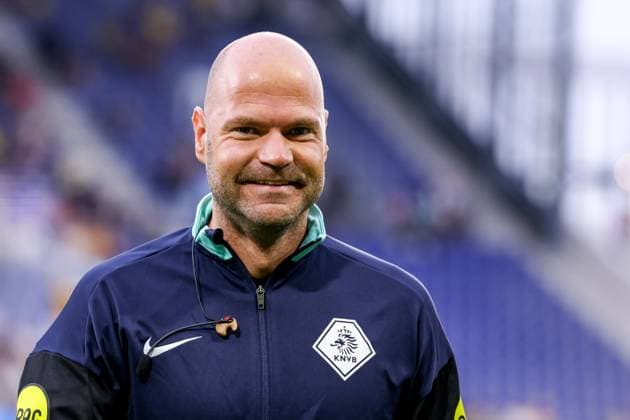 2025-08-15 SC Cambuur v TOP Oss - Dutch Keuken Kampioen Divisie LEEUWARDEN, NETHERLANDS - AUGUST 15: referee Rob Dieperink looks on during the Dutch Keuken Kampioen Divisie match between SC Cambuur and TOP Oss at Kooi Stadion on August 15, 2025 in Leeuwarden, Netherlands. Leeuwarden Kooi Stadion Netherlands Content not available for redistribution in The Netherlands directly or indirectly through any third parties. Copyright: xPieterxvanxderxWoudex